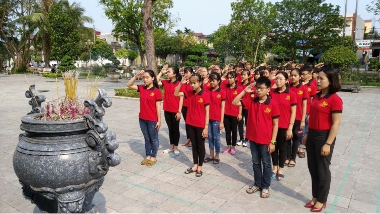 Học sinh Trường THCS Nguyễn Văn Linh, xã Giai Phạm (Yên Mỹ) dâng hương, báo công tại Khu lưu niệm Tổng Bí thư Nguyễn Văn Linh