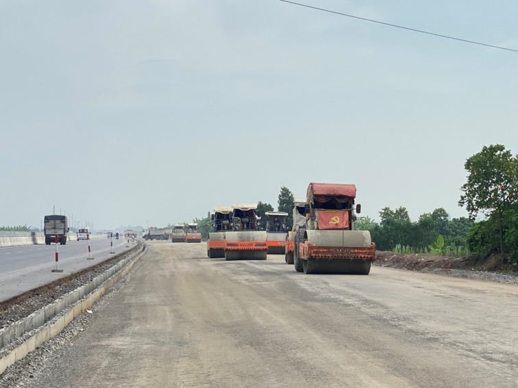 Thi công xây dựng đường bên tuyến đường bộ nối đường cao tốc Hà Nội - Hải Phòng với đường cao tốc Cầu Giẽ - Ninh Bình