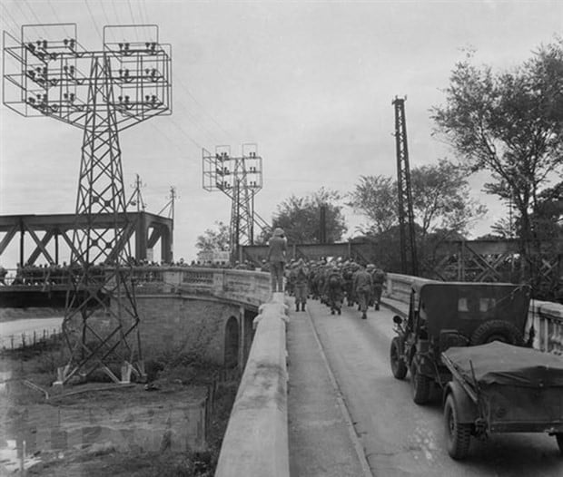 Những người lính Pháp cuối cùng rút qua cầu Long Biên để xuống Hải Phòng, chiều 9/10/1954. (Ảnh: Tư liệu TTXVN)