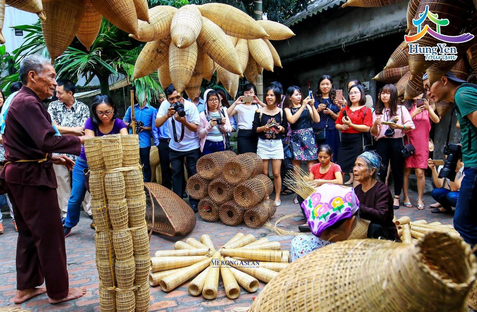 Làng đan đó Thủ Sỹ (huyện Tiên Lữ) thu hút du khách đến tham quan, trải nghiệm