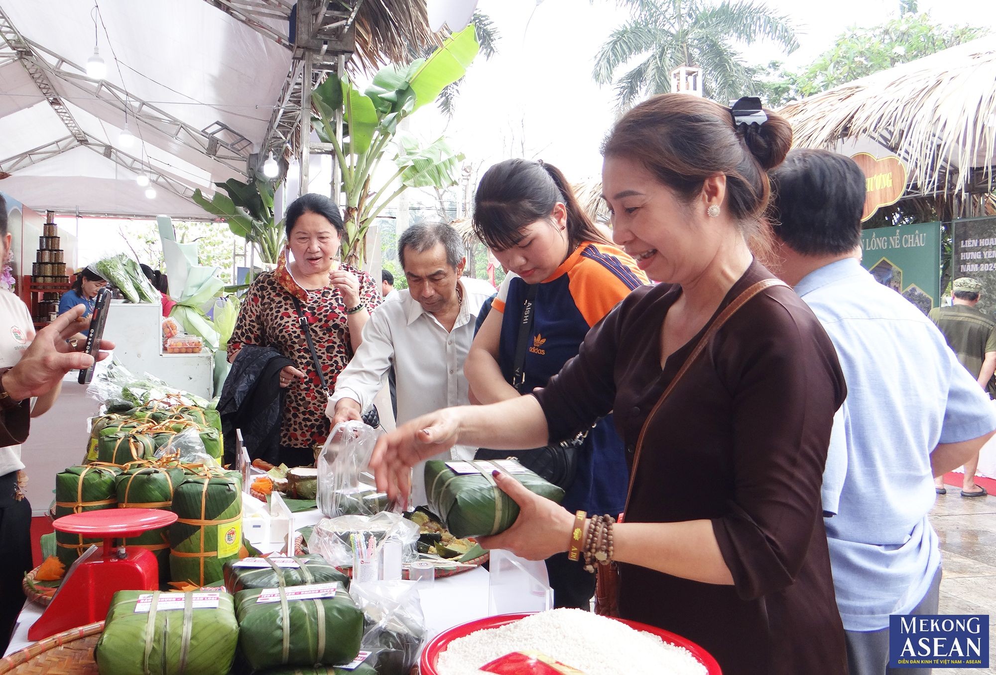 Người dân và du khách tham quan, mua sắm các sản phẩm.