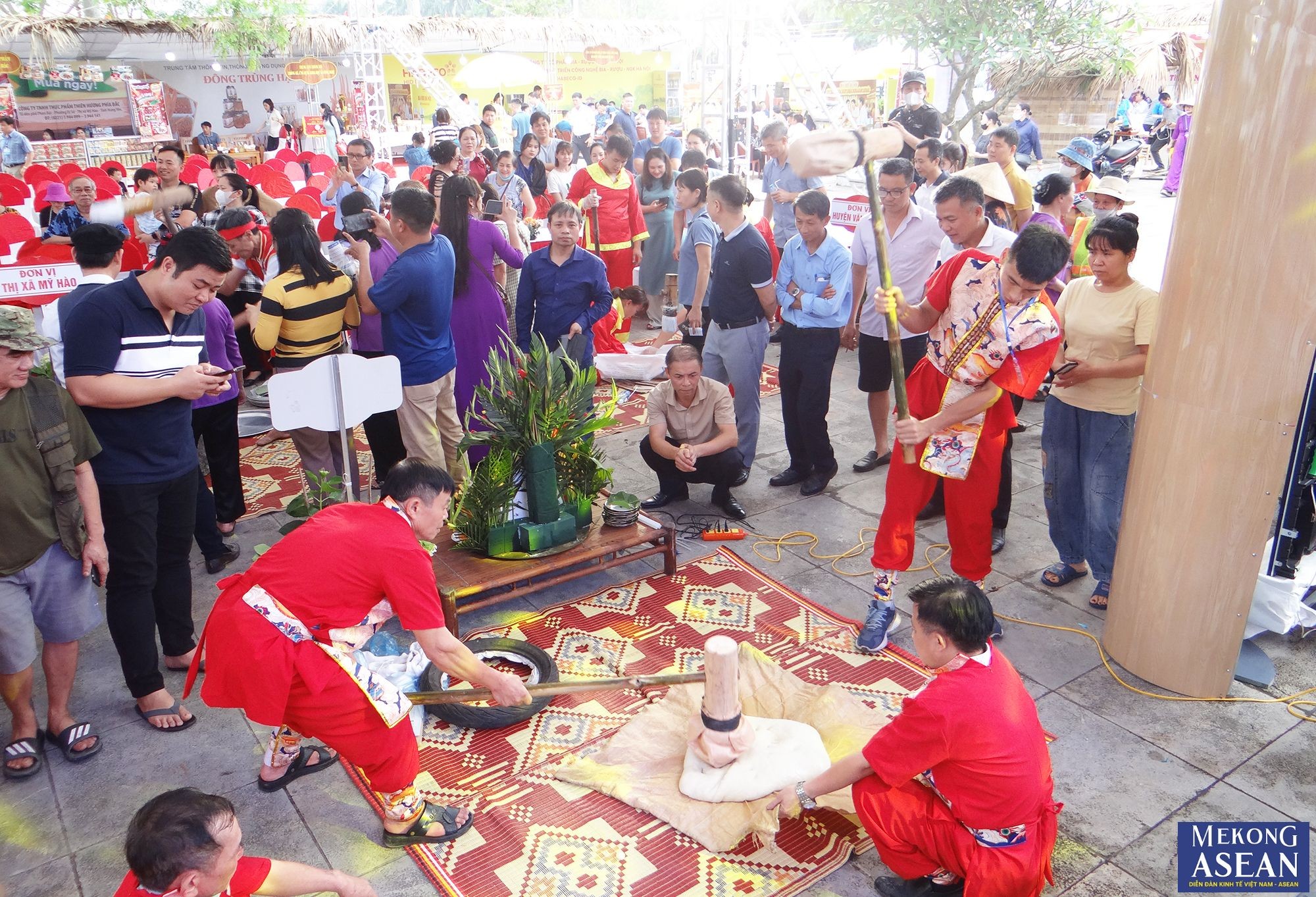 Hội thi giã bánh dày diễn ra sôi nổi.