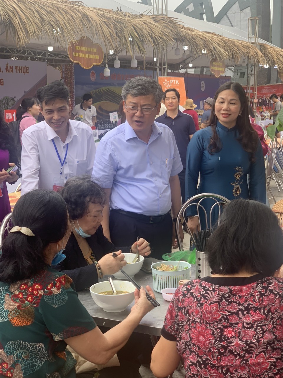 Ông Nguyễn Duy Hưng, Phó Chủ tịch UBND tỉnh Hưng Yên tham quan các gian hàng tại Lễ hội ẩm thực tỉnh