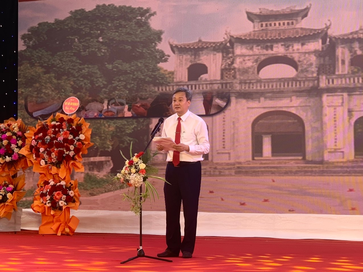 Ông Đỗ Hữu Nhân, Tỉnh uỷ viên, Giám đốc sở VHTT&DL tỉnh Hưng Yên đọc bài phát biểu khai mạc lễ hội ẩm thực