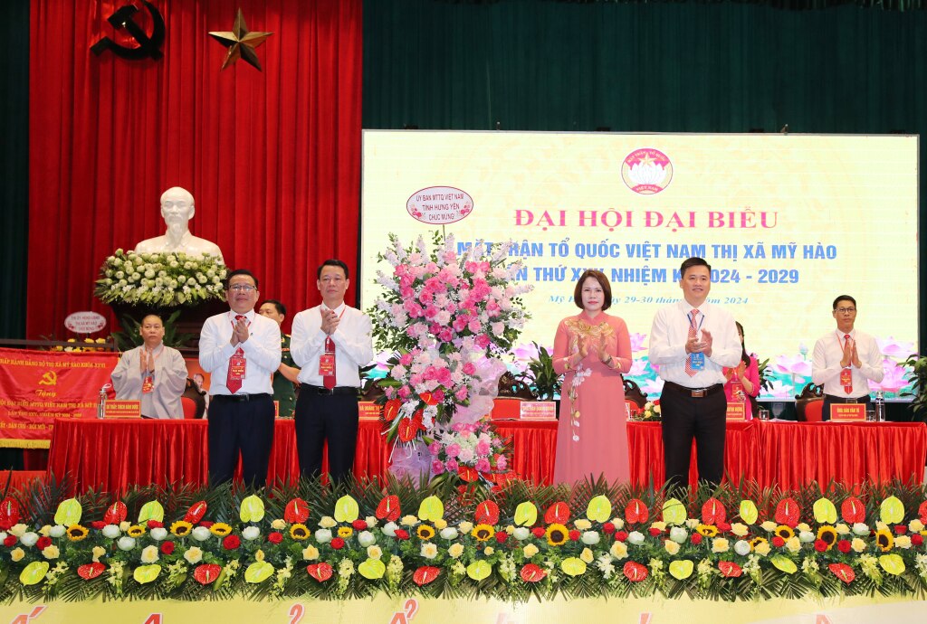 Lãnh đạo Ủy ban MTTQ Việt Nam tỉnh tặng hoa chúc mừng đại hội