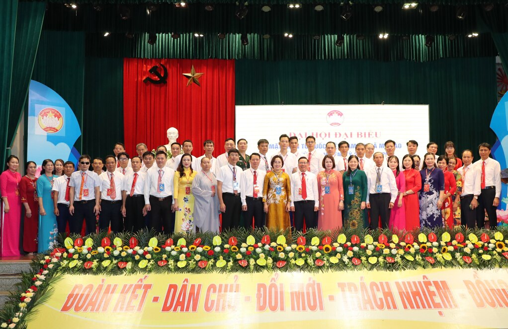 Các đại biểu chụp ảnh lưu niệm với các ủy viên Ủy ban MTTQ Việt Nam thị xã Mỹ Hào khóa XXV, nhiệm kỳ 2024 – 2029