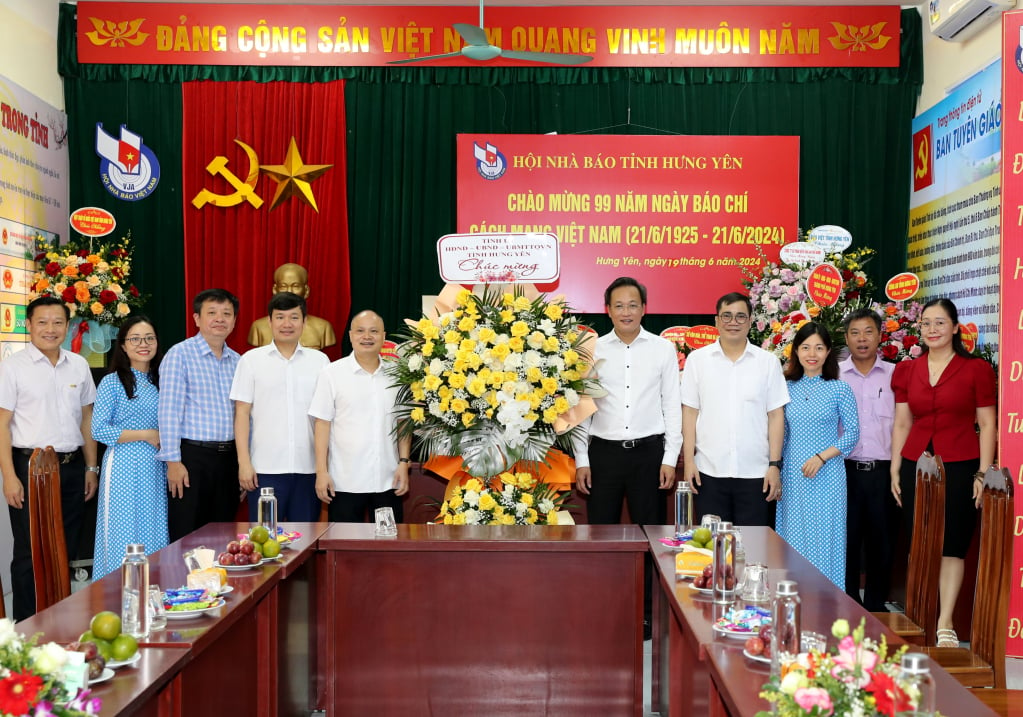 Comrade Secretary of the Provincial Party Committee Nguyen Huu Nghia ...