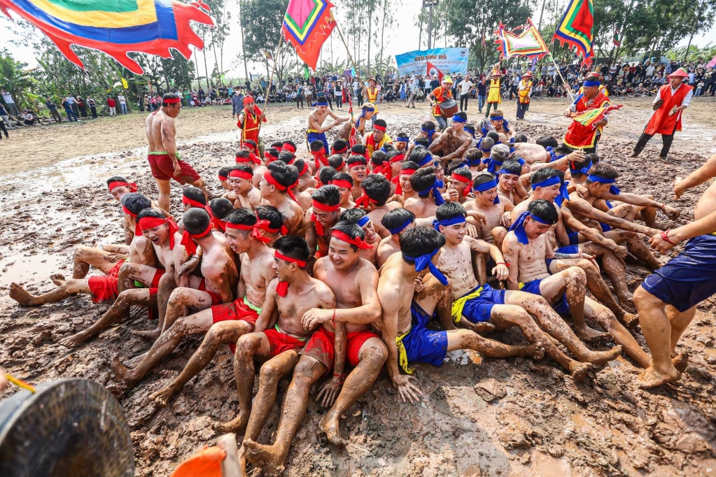 Trò chơi vật lầu trong lễ hội đình Quan Xuyên xã Thành Công (Khoái Châu) thu hút đông đảo du khách đến tham dự