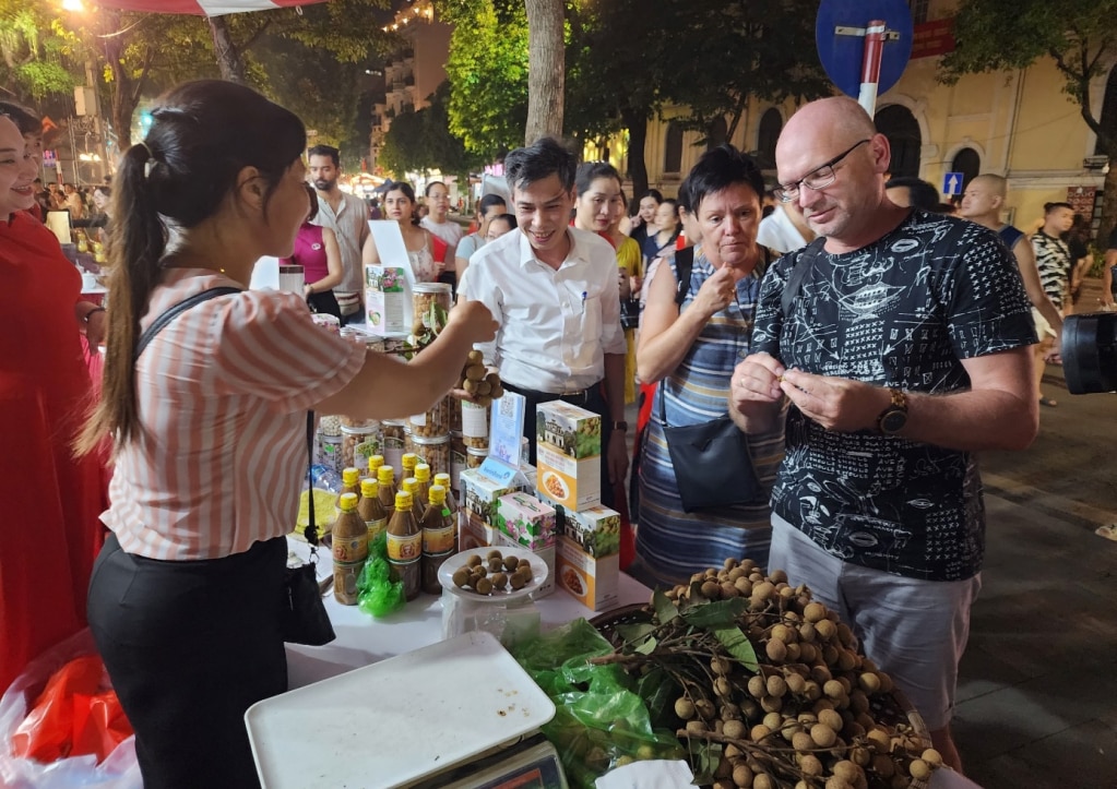 Du khách nước ngoài tham quan các gian trưng bày đặc sản ẩm thực của Hưng Yên trong sự kiện “Không gian văn hoá du lịch Hưng Yên – Hành trình khám phá, lan toả” được tổ chức tại Hà Nội