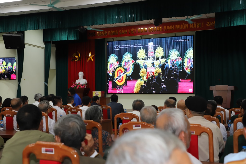 Đông đảo cán bộ, đảng viên và Nhân dân trong tỉnh theo dõi Lễ viếng Tổng Bí thư Nguyễn Phú Trọng qua kênh truyền hình