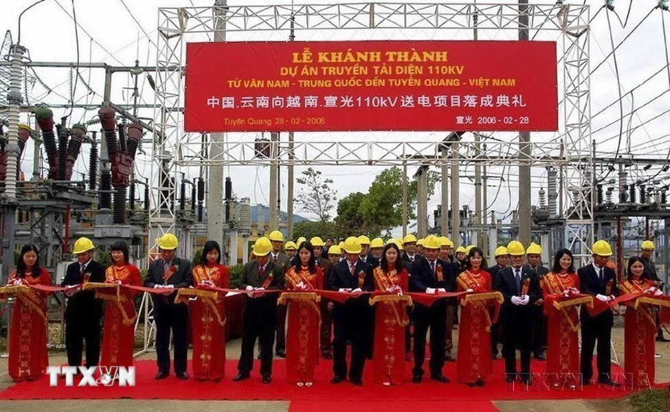 Lễ khánh thành thành dự án truyền tải điện 110KV Vân Nam (Trung Quốc) đến Tuyên Quang (Việt Nam), ngày 28/2/2006. (Ảnh: Hoài Nam/TTXVN)