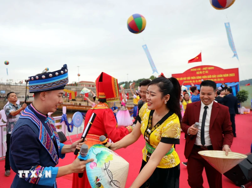 Chương trình giao lưu hát đối trên sông biên giới Bắc Luân giữa thanh niên thành phố Móng Cái (Việt Nam) và thành phố Đông Hưng (Trung Quốc) trong khuôn khổ Hội chợ Quốc tế Việt Nam-Trung Quốc lần thứ 15. (Ảnh: Đức Hiếu/TTXVN)