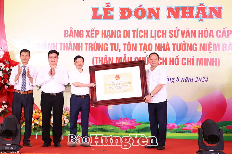 Đồng chí Chủ tịch UBND tỉnh Trần Quốc Văn trao bằng Di tích lịch sử cấp tỉnh Nhà Tưởng niệm bà Hoàng Thị Loan cho đại diện lãnh đạo huyện Khoái Châu, xã Hồng Tiến và thôn Vân Nội.