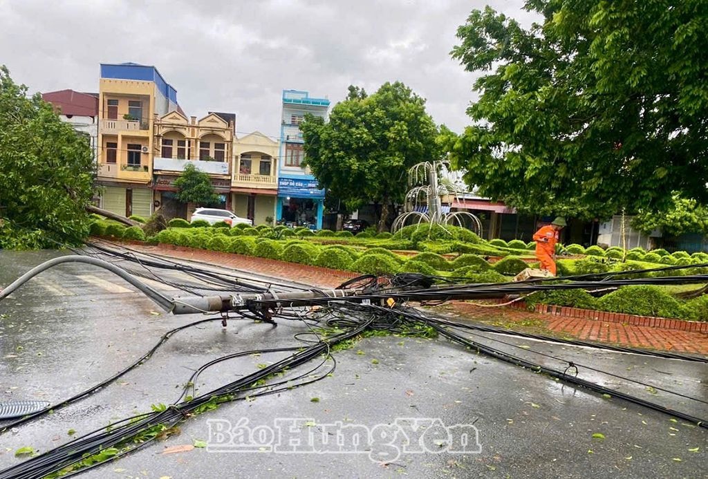 Đổ gẫy cột treo cáp viễn thông tại thành phố Hưng Yên 