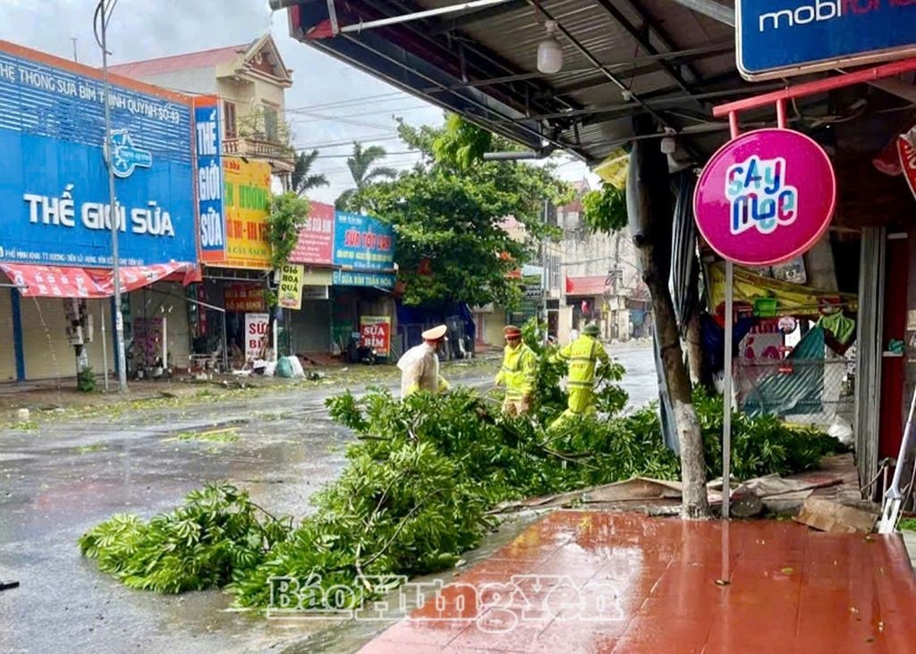 Lực lượng chức năng huyện Tiên Lữ khắc phục sự cố cây xanh gẫy đổ do bão số 3