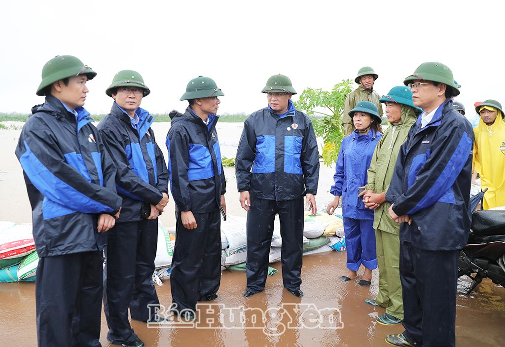 Đồng chí Bí thư Tỉnh ủy Nguyễn Hữu Nghĩa kiểm tra công tác phòng, chống lụt, ngập úng tại xã Hùng An (Kim Động)