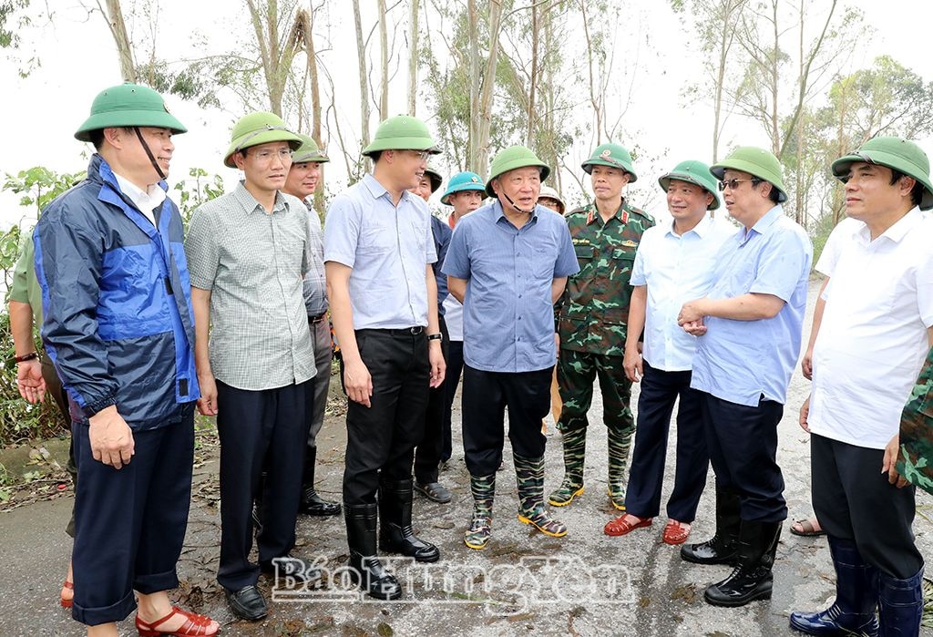 Phó Thủ tướng Thường trực Chính phủ Nguyễn Hòa Bình yêu cầu cấp ủy, chính quyền tỉnh Hưng Yên tập trung chỉ đạo, triển khai thực hiện hiệu quả, kịp thời công tác ứng phó với mưa lũ