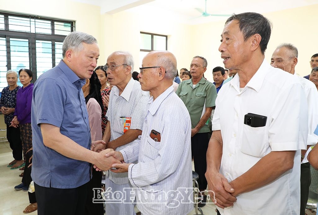 Phó Thủ tướng Thường trực Chính phủ Nguyễn Hòa Bình thăm hỏi, động viên người dân đang sơ tán tại trường Cao đẳng Cộng đồng Hưng Yên