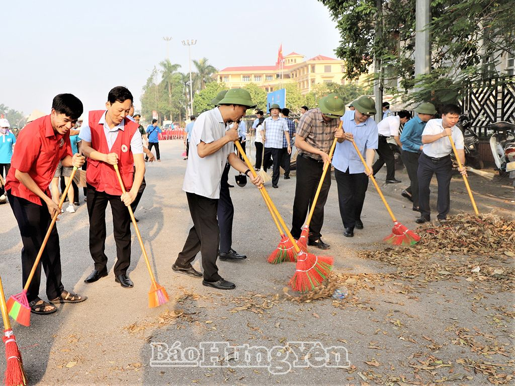 Các đồng chí lãnh đạo tỉnh và các đại biểu tham gia dọn vệ sinh khu vực Quảng trường Nguyễn Văn Linh (thành phố Hưng Yên) 