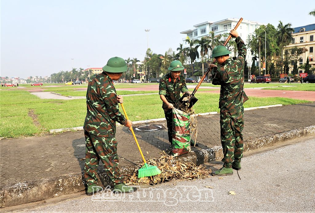 Lực lượng quân đội tham gia dọn vệ sinh khu vực Quảng trường Nguyễn Văn Linh