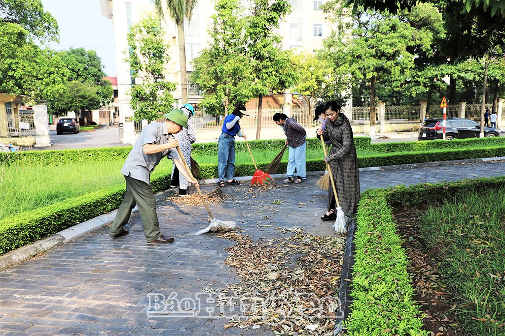 Các tầng lớp Nhân dân tham gia dọn vệ sinh các khu vực công cộng