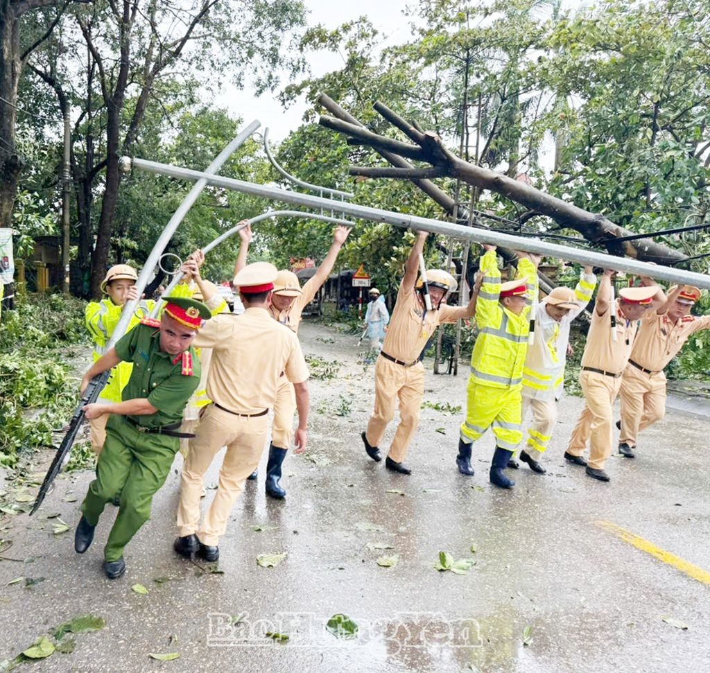 Những chiến sĩ công an Hưng Yên thu dọn cột đèn chiếu sáng bị đổ nhằm bảo đảm an toàn giao thông cho người dân