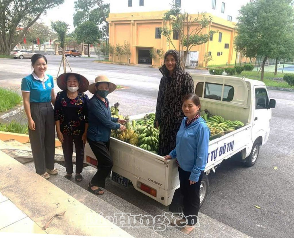 Cán bộ, hội viên phụ nữ thị xã Mỹ Hào tham gia hỗ trợ tiêu thụ nông sản cho người dân bị ngập úng