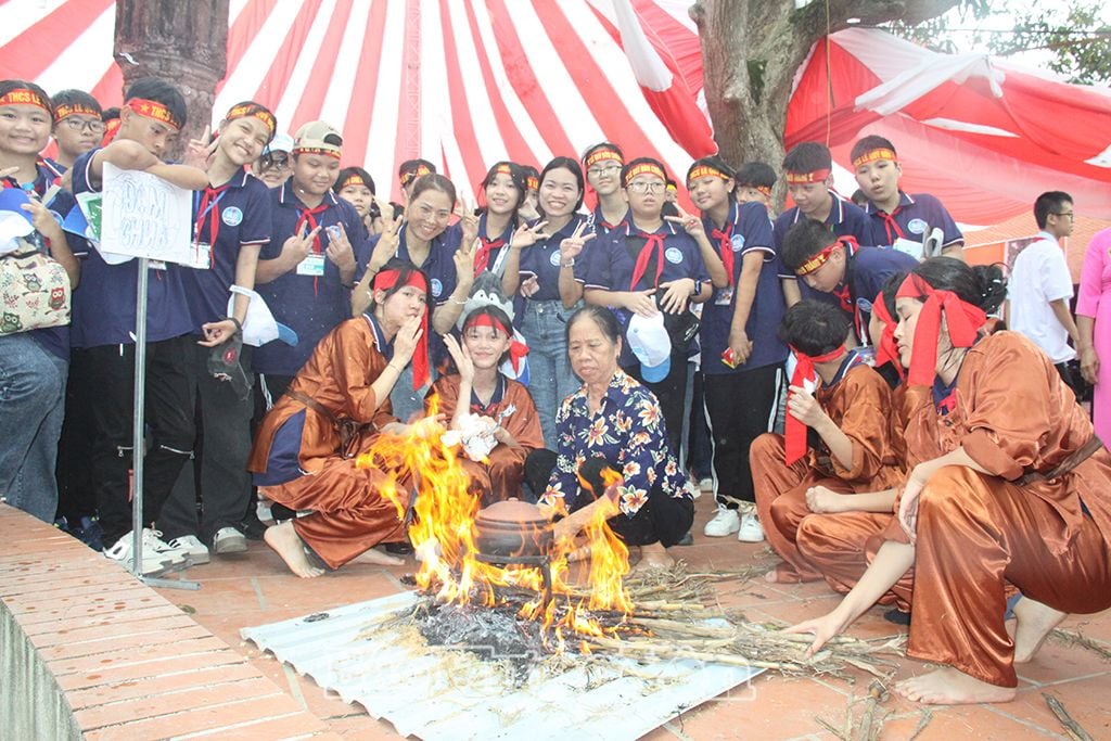 Học sinh háo hức tham gia trò chơi nấu cơm bằng niêu đất