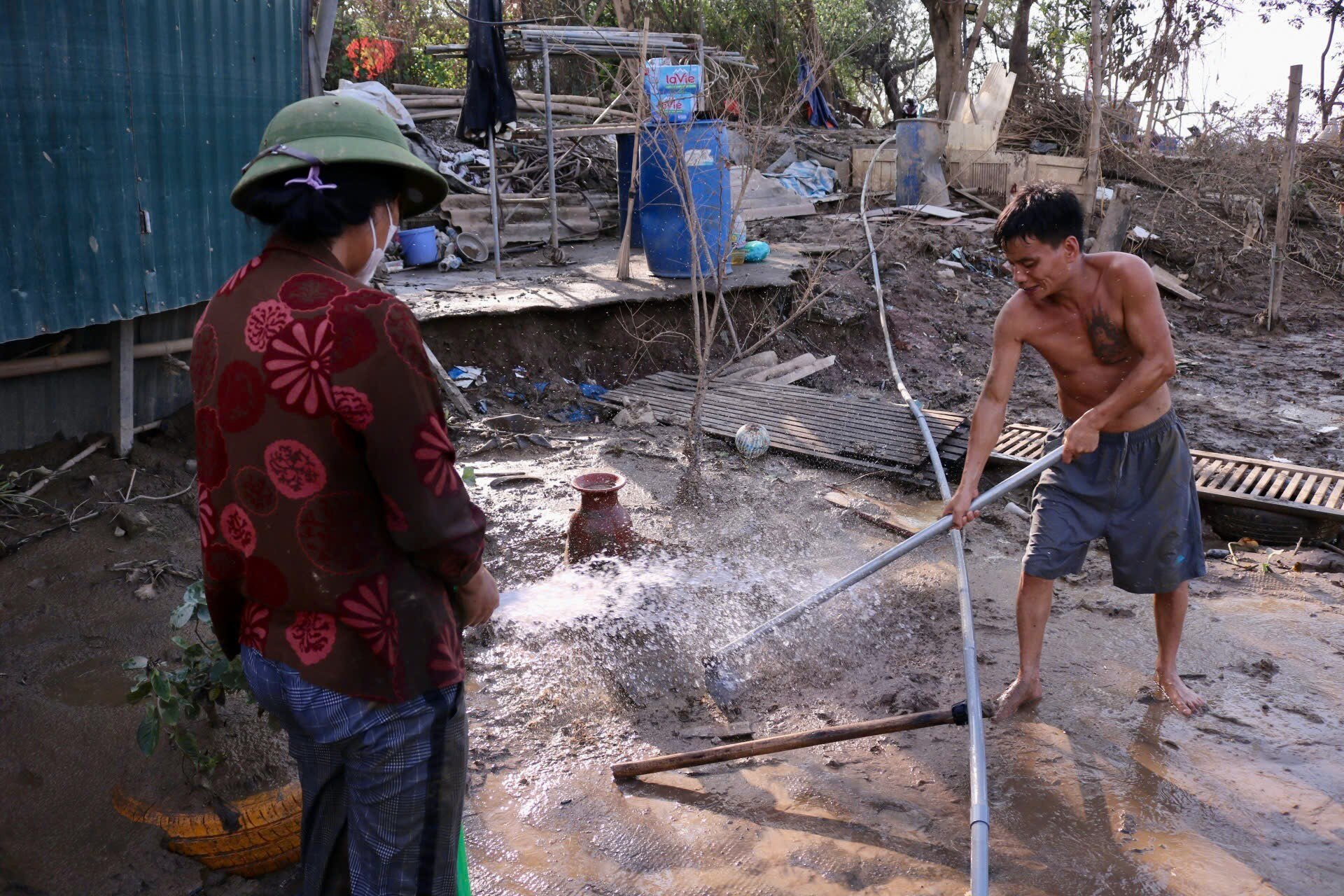 ‘Xóm phao’ ven sông Hồng tan hoang khi nước rút, người dân căng mình dọn bùn ảnh 13