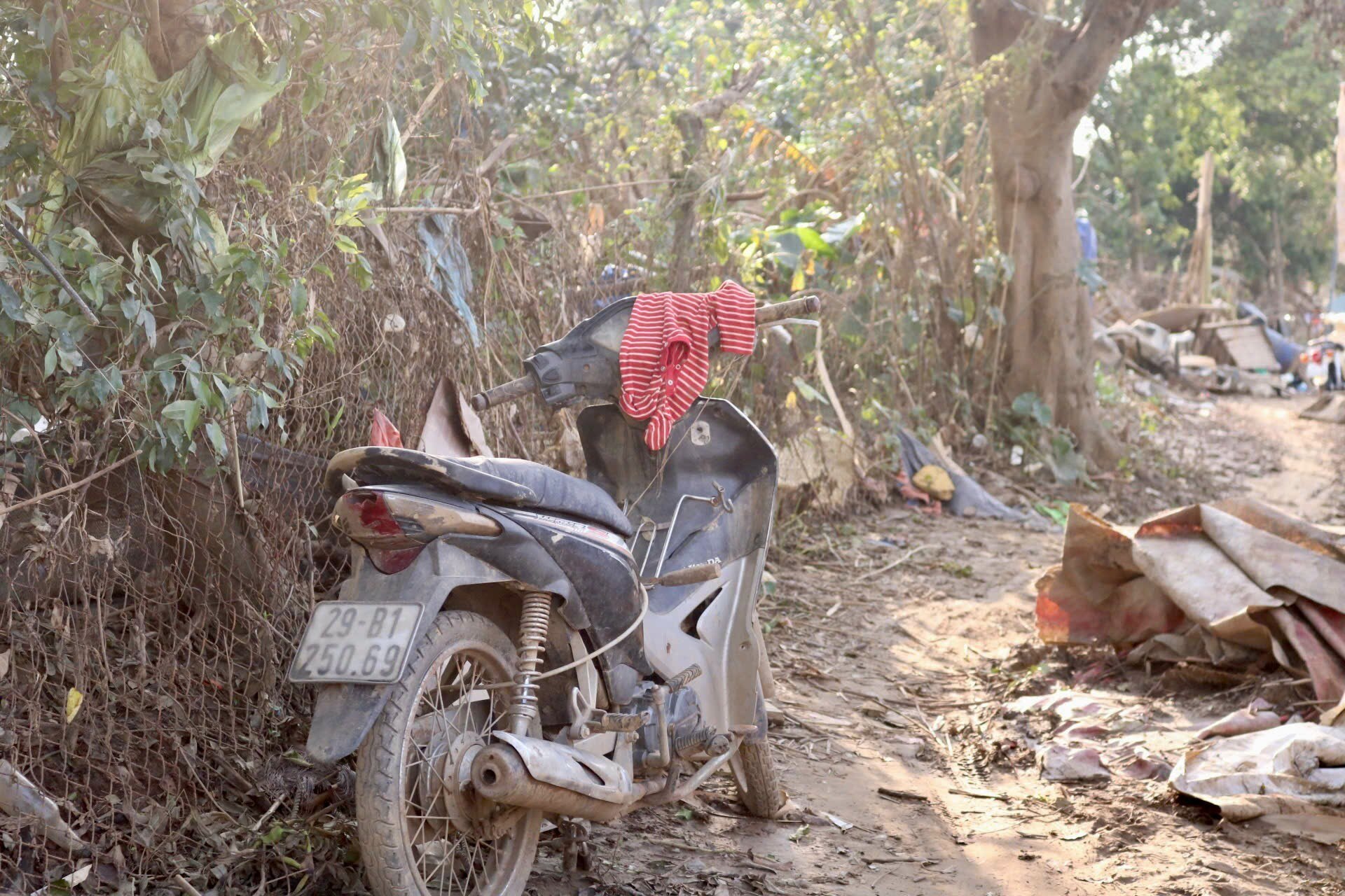 ‘Xóm phao’ ven sông Hồng tan hoang khi nước rút, người dân căng mình dọn bùn ảnh 19