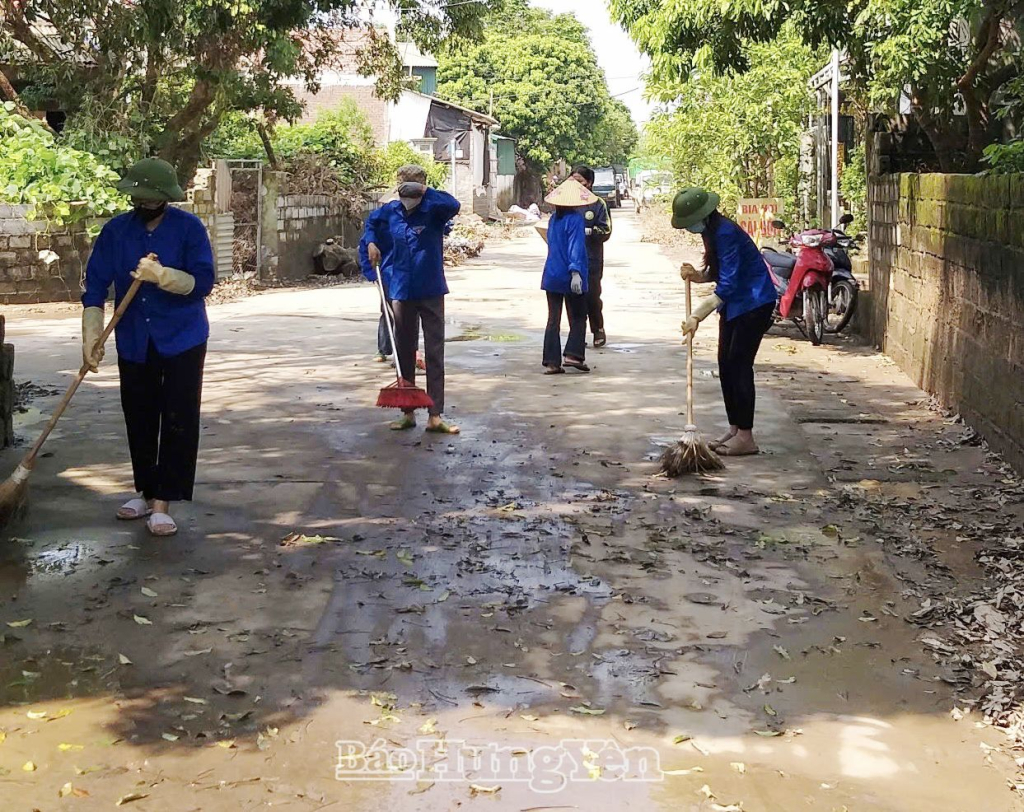 Đoàn viên thanh niên và hội viên phụ nữ xã Thụy Lôi (Tiên Lữ) dọn dẹp đường làng sau mưa lũ