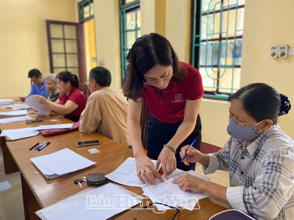 Cán bộ Agribank chi nhánh tỉnh Hưng Yên tư vấn, hướng dẫn khách hàng mở tài khoản