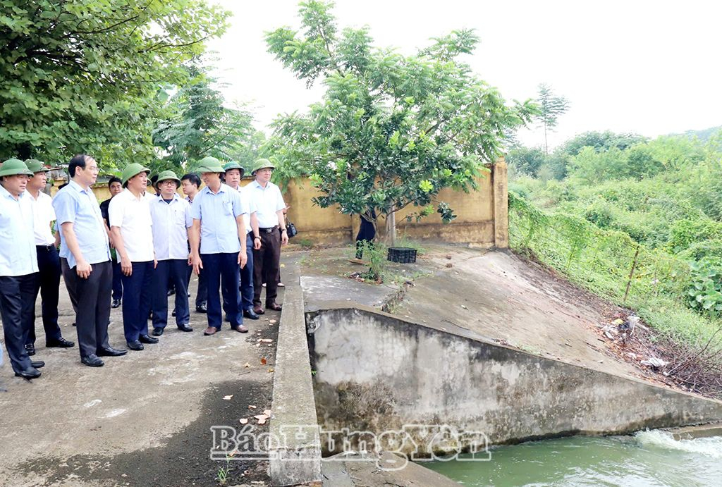 Chủ tịch UBND tỉnh Trần Quốc Văn kiểm tra tại trạm bơm An Vũ - Cửa Gàn (thành phố Hưng Yên)