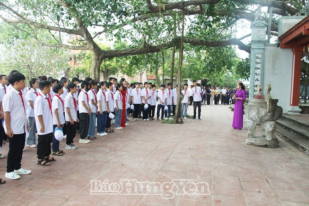 Học sinh nghe thuyết minh về Di tích lịch sử quốc gia Địa điểm cây đa và đền La Tiến (xã Nguyên Hòa)