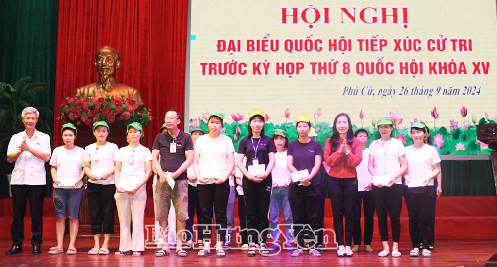 Các đồng chí trong Đoàn ĐBQH tỉnh tặng quà công nhân, người lao động có hoàn cảnh khó khăn, bị ảnh hưởng do cơn bão số 3 trên địa bàn huyện Phù Cừ