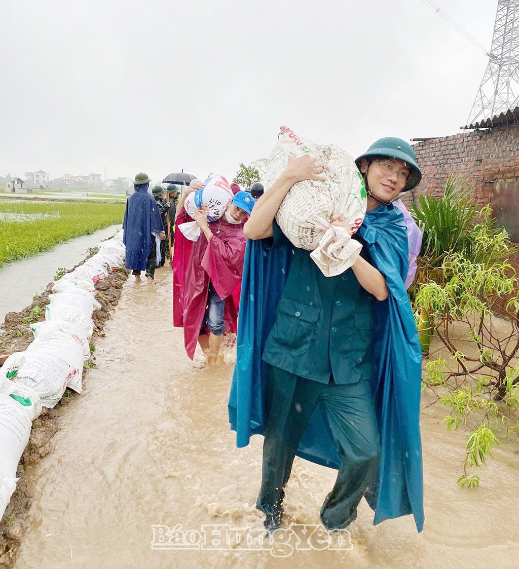 Lực lượng quân đội, dân quân tự vệ tham gia ứng Phó với tình hình mưa lũ ở Văn Lâm