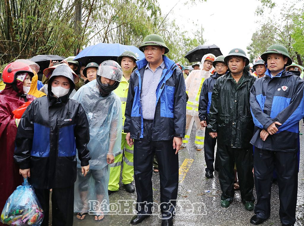 Đồng chí Bí thư Tỉnh ủy Nguyễn Hữu Nghĩa kiểm tra công tác di dời người dân và tài sản tại xã Phú Cường (thành phố Hưng Yên)