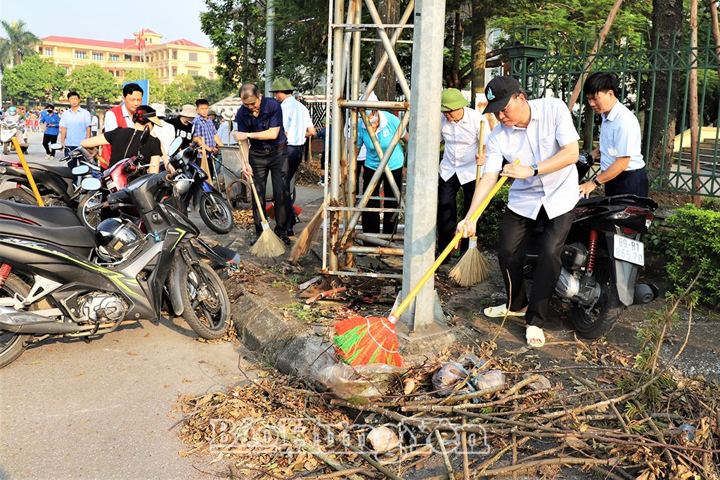 Đồng chí Bí thư Tỉnh uỷ Nguyễn Hữu Nghĩa cùng các đại biểu tham gia dọn vệ sinh môi trường tại thành phố Hưng Yên