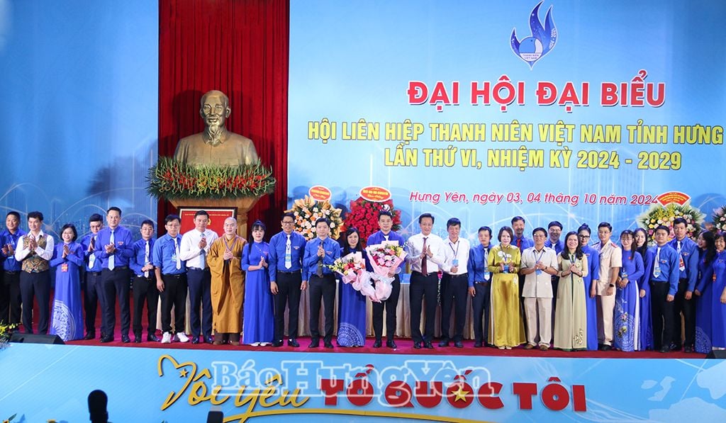 Các đại biểu dự đại hội chụp ảnh lưu niệm cùng Ủy ban Hội LHTN Việt Nam tỉnh khóa VI