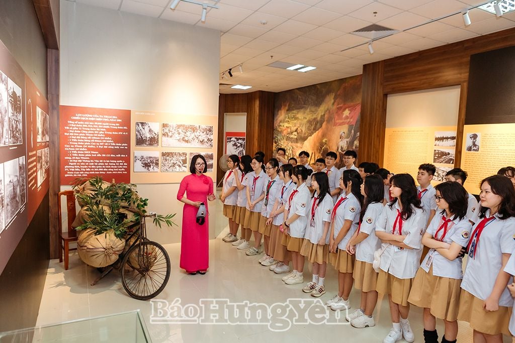 Học sinh Trường THCS Nguyễn Tất Thành (thành phố Hưng Yên) tham quan các hình ảnh, hiện vật về cuộc kháng chiến chống thực dân Pháp được trưng bày tại Bảo tàng tỉnh