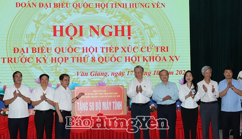 Tổng Bí thư, Chủ tịch nước Tô Lâm trao máy tính tặng huyện Văn Giang