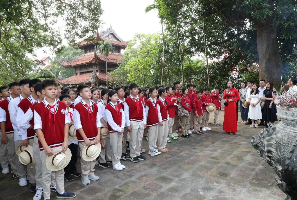 Học sinh nghe thuyết minh về di tích chùa Nôm, xã Đại Đồng (Văn Lâm)