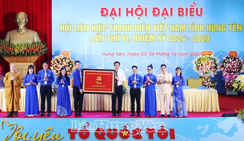 Đồng chí Nguyễn Hữu Nghĩa, Ủy viên BCH Trung ương Đảng, Bí thư Tỉnh ủy trao bảng vàng của BCH Đảng bộ tỉnh tặng thanh niên Hưng Yên