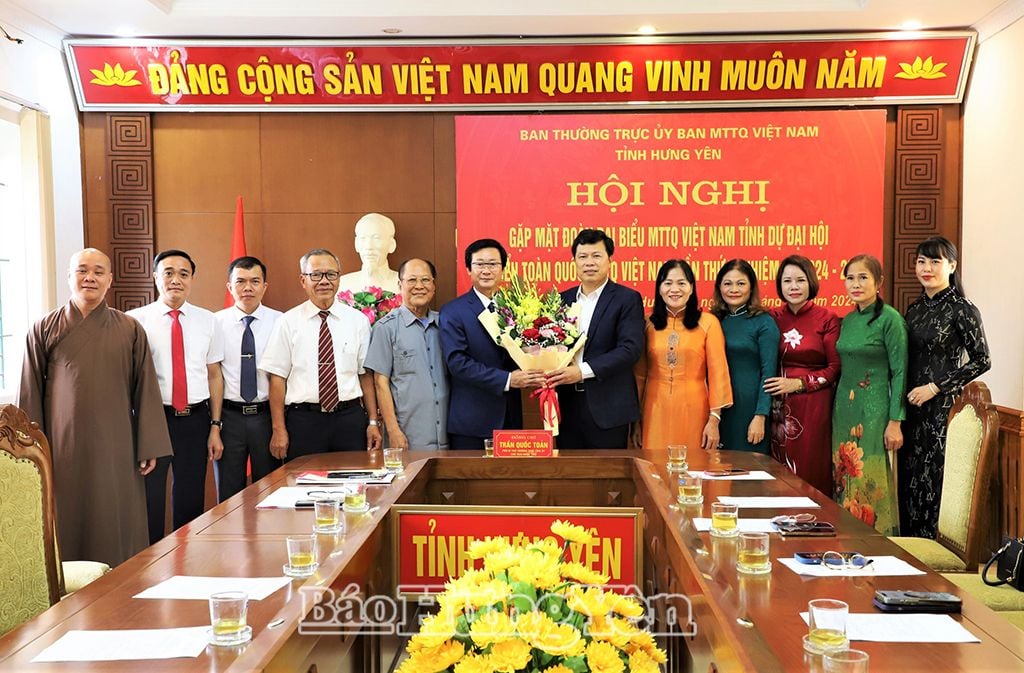 Đồng chí Trần Quốc Toản, Phó Bí thư Thường trực Tỉnh ủy, Chủ tịch HĐND tỉnh tặng hoa chúc mừng đoàn đại biểu tỉnh Hưng Yên