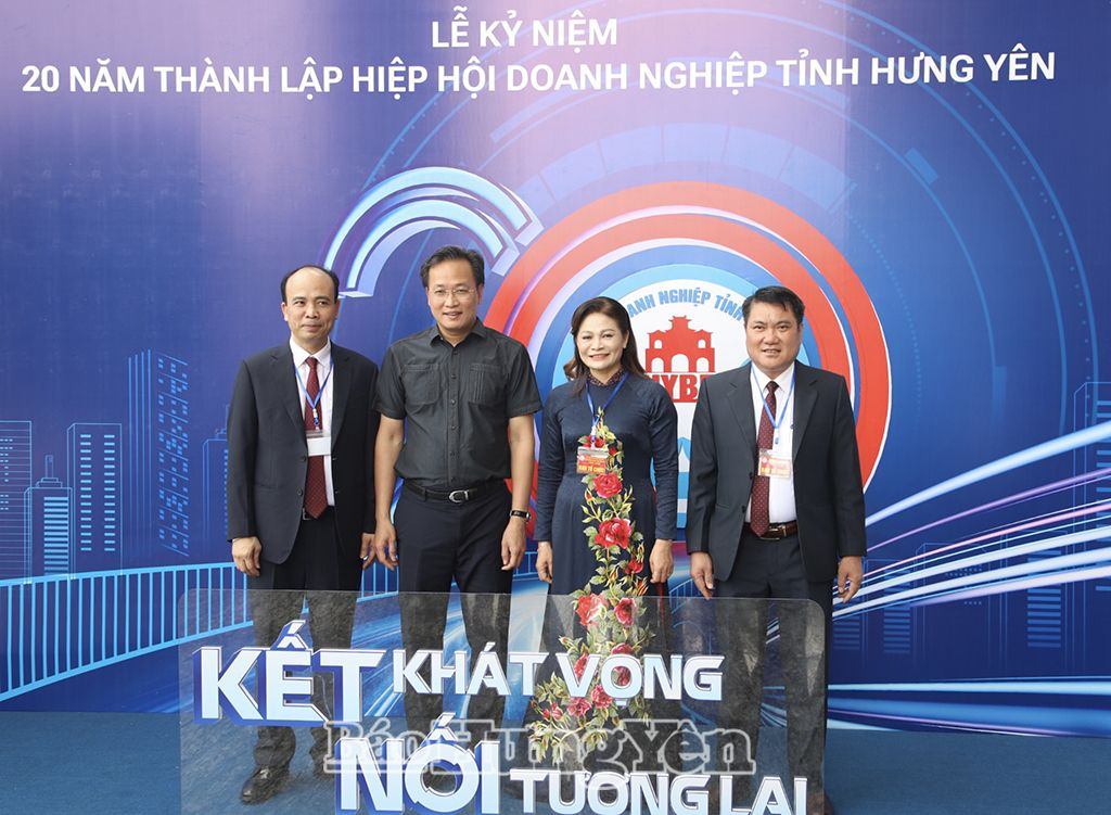 Bí thư Tỉnh ủy Nguyễn Hữu Nghĩa chụp ảnh lưu niệm với các đại biểu tham dự hội nghị