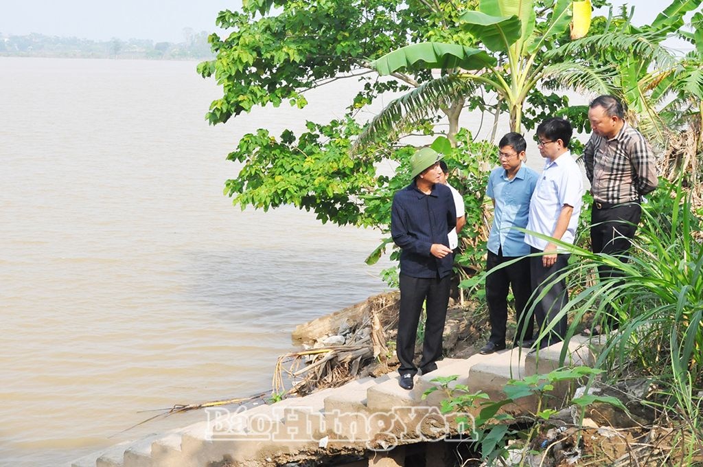 Đồng chí Nguyễn Hùng Nam, Phó Chủ tịch UBND tỉnh kiểm tra sự cố sạt lở kè Lam Sơn (thành phố Hưng Yên)