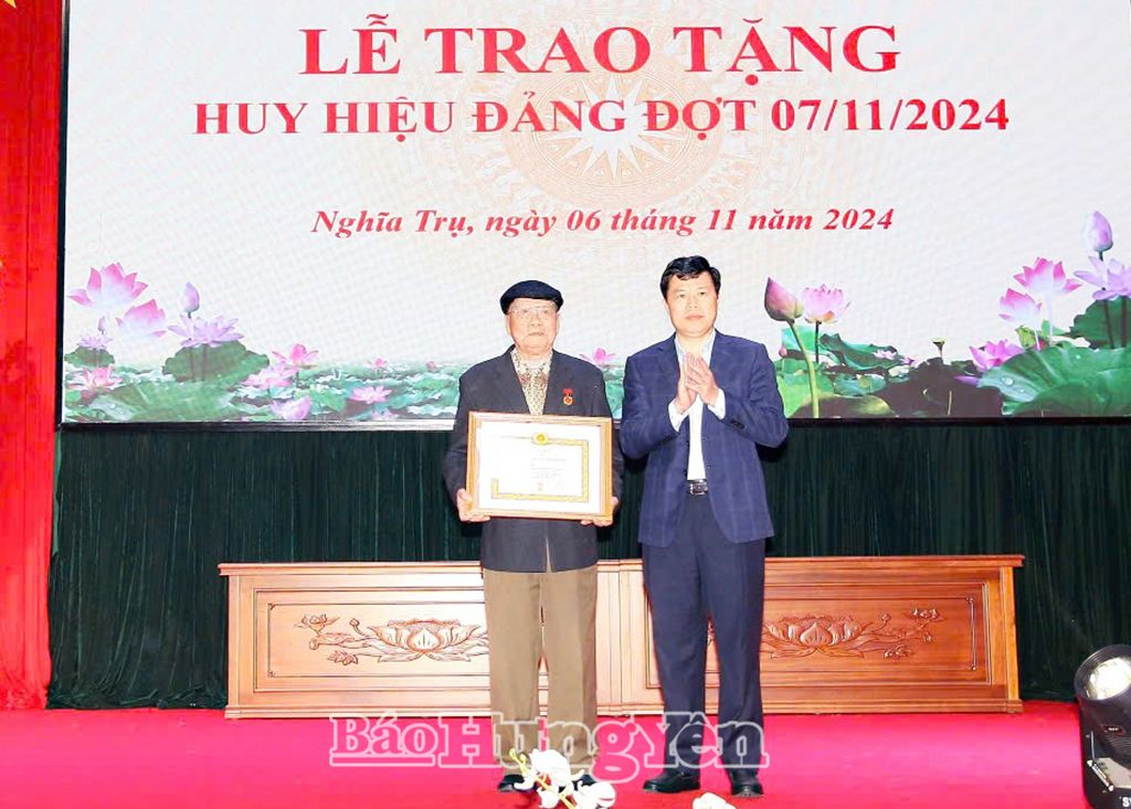 Đồng chí Phó Bí thư Thường trực Tỉnh uỷ, Chủ tịch HĐND tỉnh Trần Quốc Toản trao Huy hiệu 75 năm tuổi Đảng tặng đảng viên Tô Tần