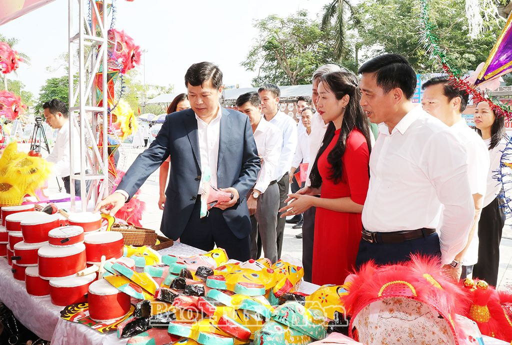 Các đại biểu tham quan khu trưng bày không gian “Sắc màu di sản văn hóa, du lịch Hưng Yên”