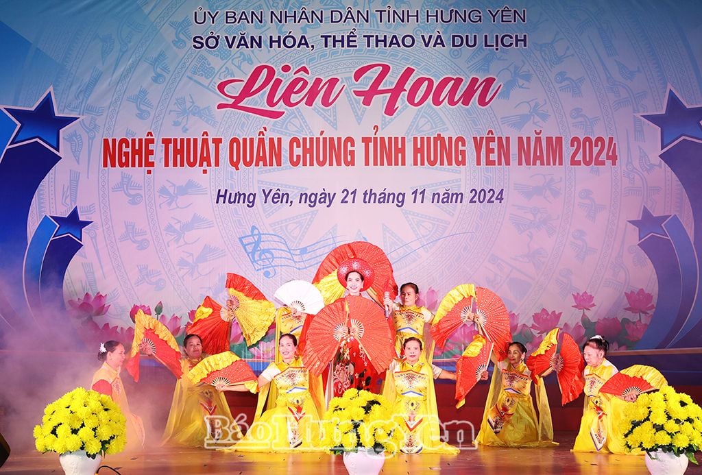 Một tiết mục hát múa tại liên hoan