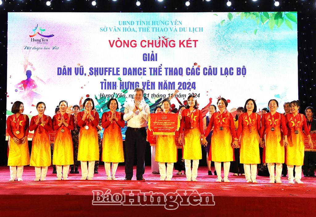 Ban tổ chức trao giải Nhất cho câu lạc bộ Trường Mầm non 19/5 (thành phố Hưng Yên) nội dung dân vũ